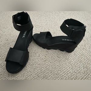 Sorel, black, lugged sole, wedge sandal.